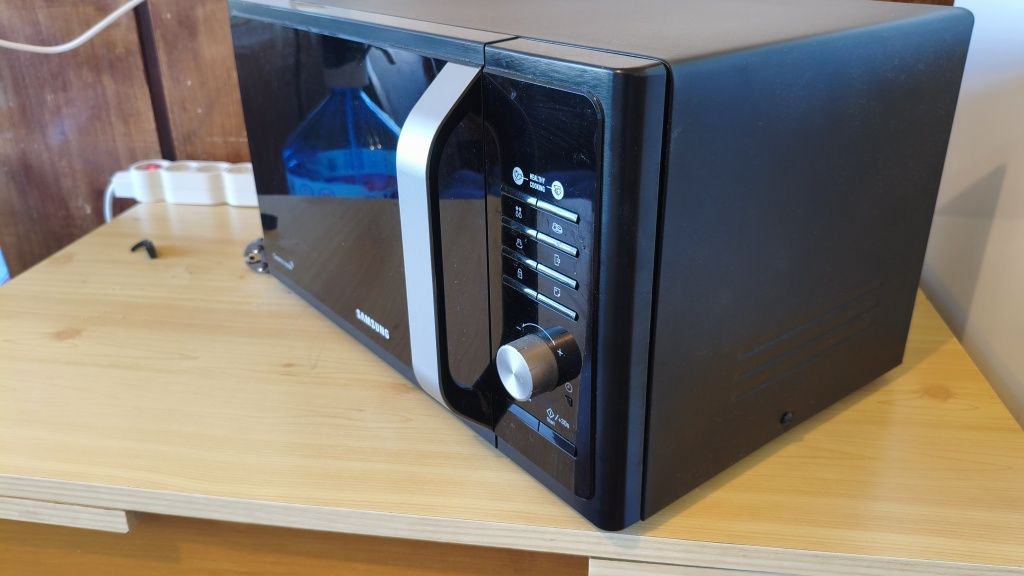 Микровълнова фурна Samsung MS23F301TAK

Капацитет, L - 23
Електронно у