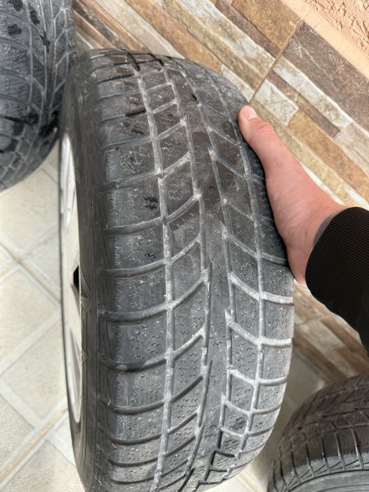 Продавам зимни гуми с джанти 15