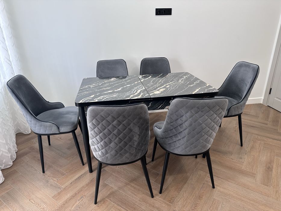 Стол с 6 стульями в отличном состоянии