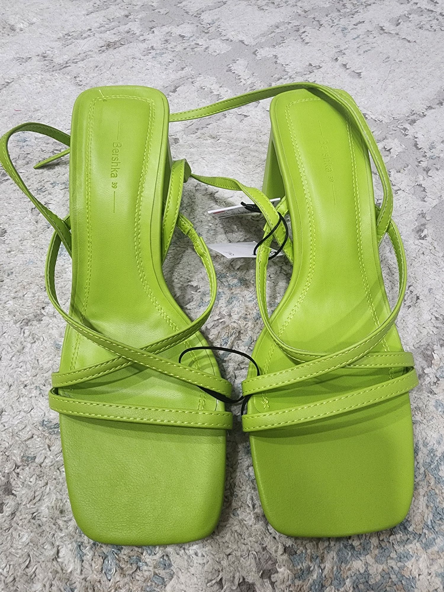 Босоножки Bershka