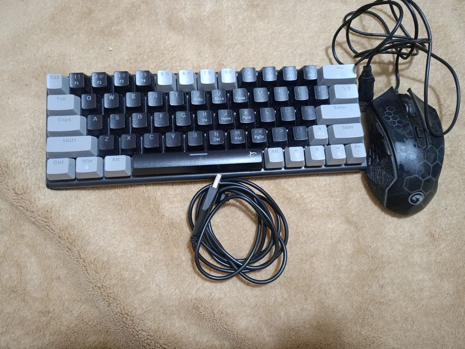 Tastatura mecanica si mouse de gaming cu lumini rgb
