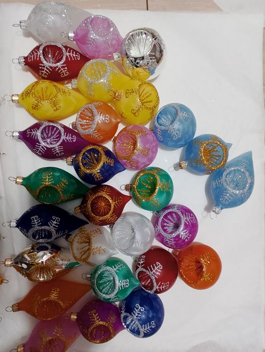 Vând globuri de sticlă decorate manual