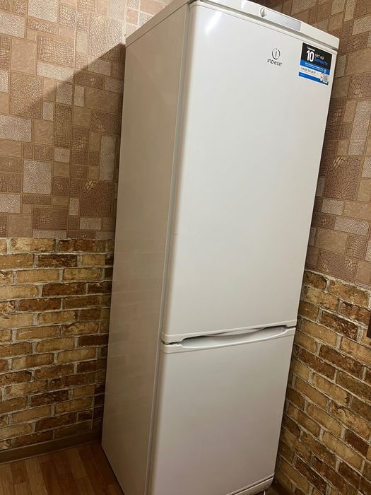 Двухкамерный холодильник Indesit