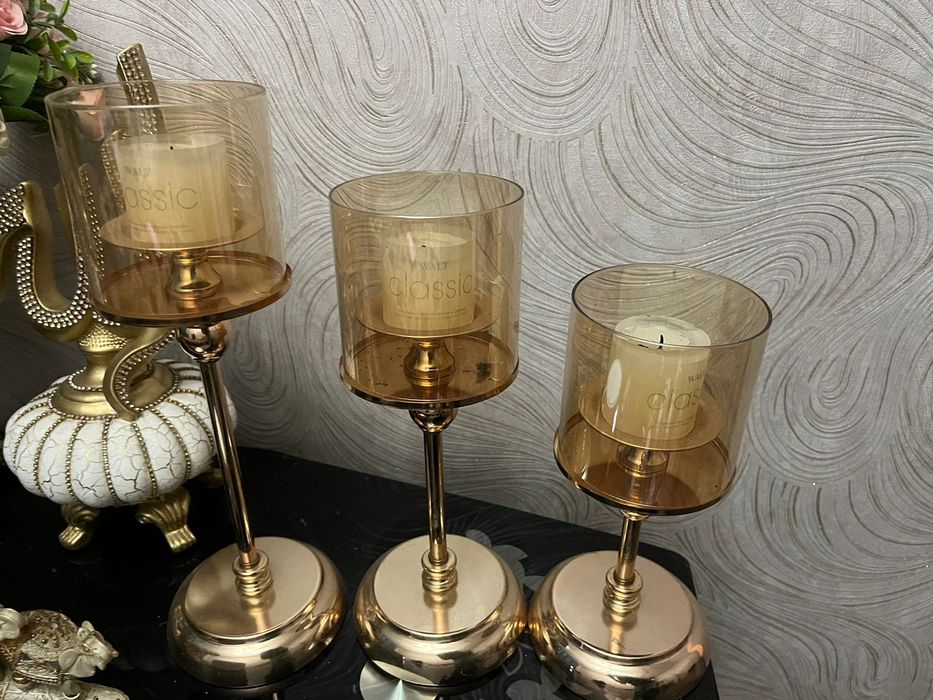 Продам подсвечник вместе свечами 5000 тнг .Стол книжка с полками.