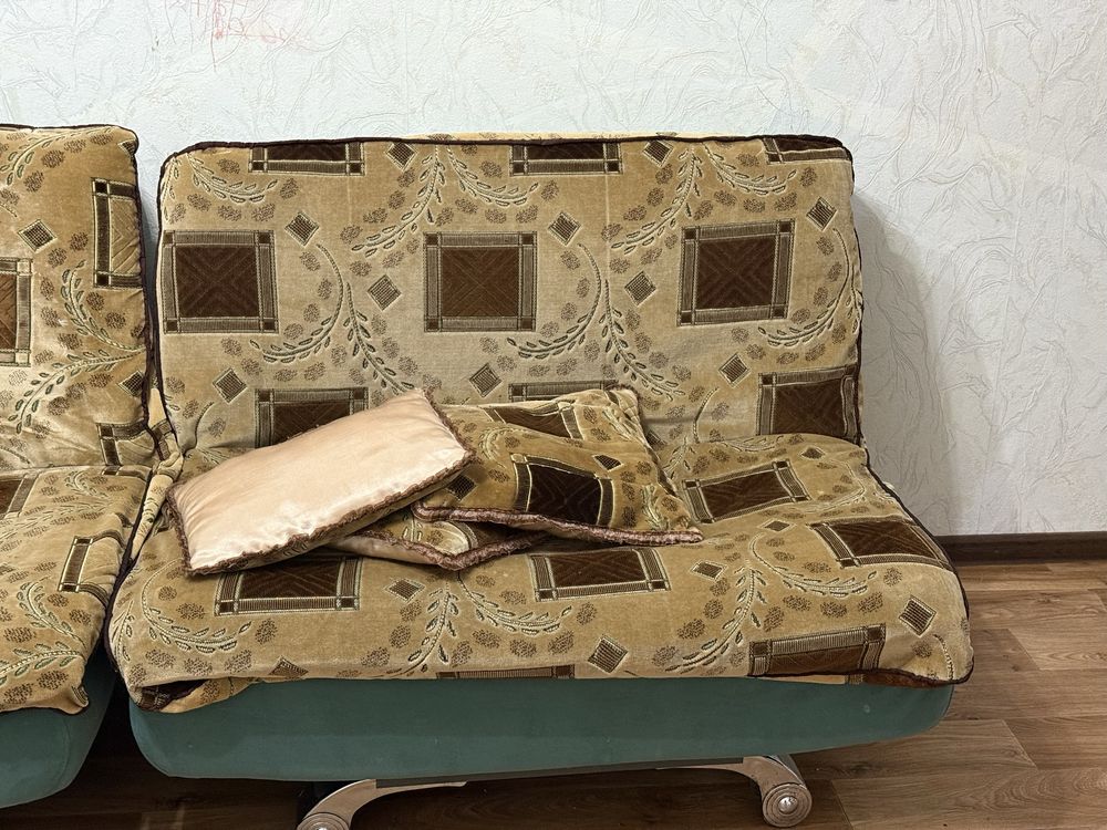 Продам диван с сафой