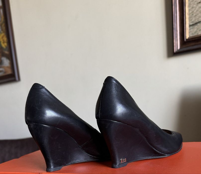 Елегантни обувки на платформа от естествена кожа