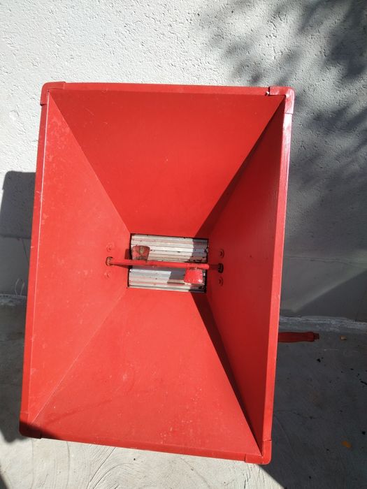 Ofer la vânzare zdrobitor și 4 damingene