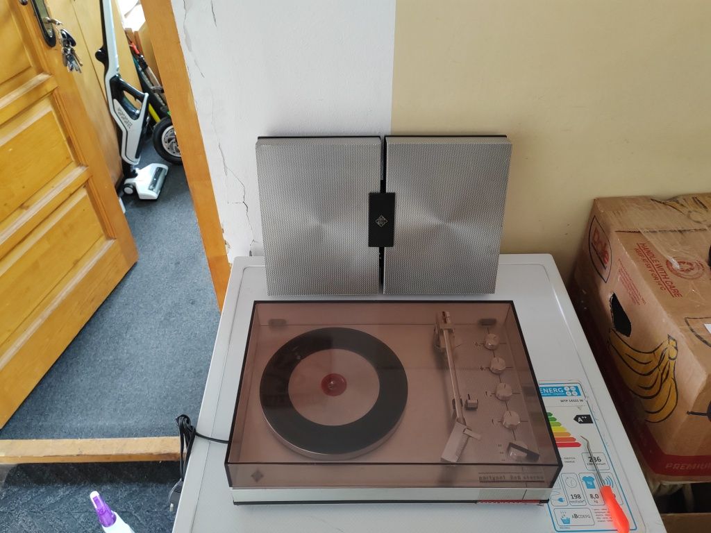 Vând pick-up Telefunken partyset 208 stereo cu boxe
