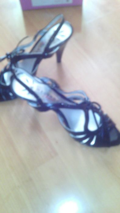 Vand sandale din lac cu toc folosite de 2 ori!!
