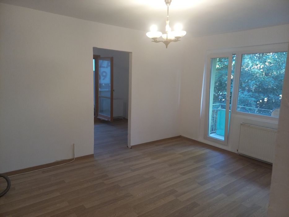 Proprietar vând apartament cu 3 camere, 2 balcoane, renovat.