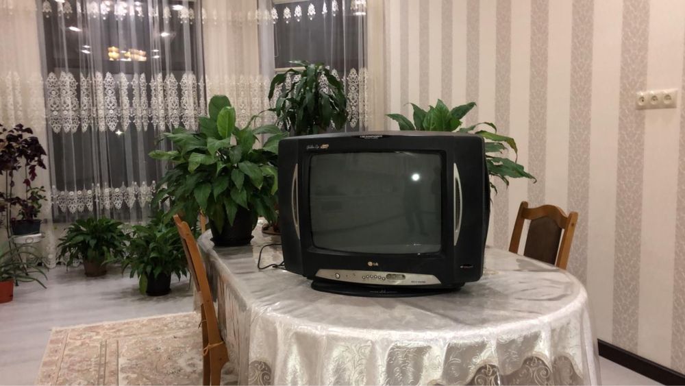 Продается рабочий телевизор LG с пультом и антенной