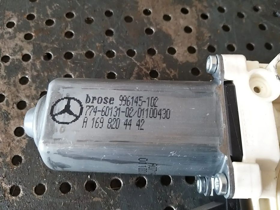 Motoras macara dreapta fata mercedes a class w169 996145102 a1698204442