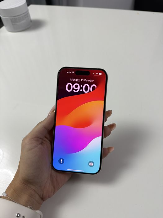 iPhone 15 Pro 256 GB Alb – stare foarte bună, mic defect spate