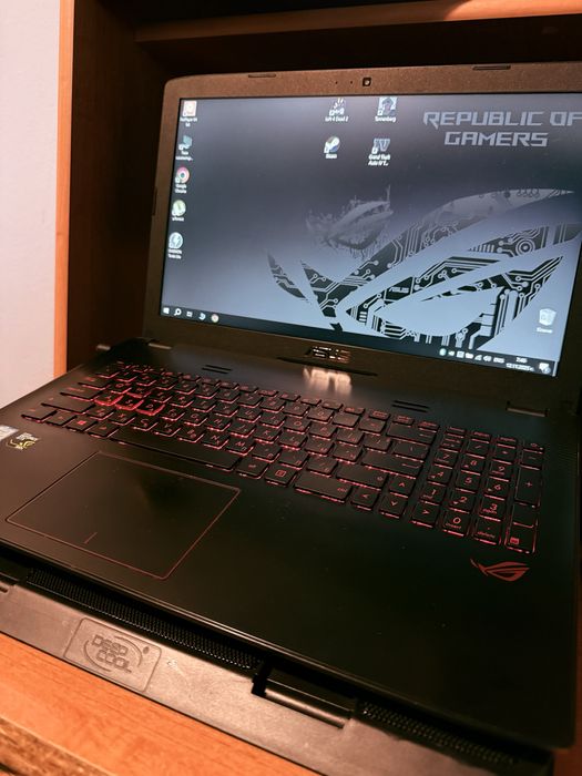Asus ROG геймърски лаптоп