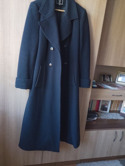 Palton negru căptușit .