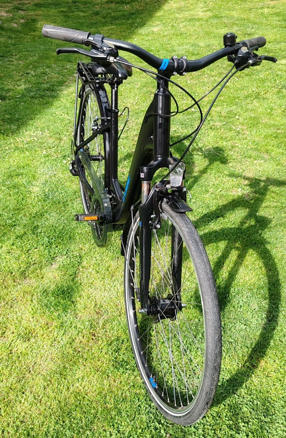 Vând bicicleta CUBE