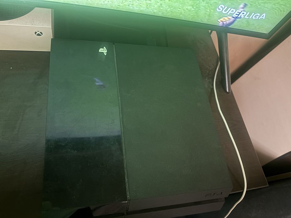 Vand Ps4 Modat (9.00) plus 2 manete.