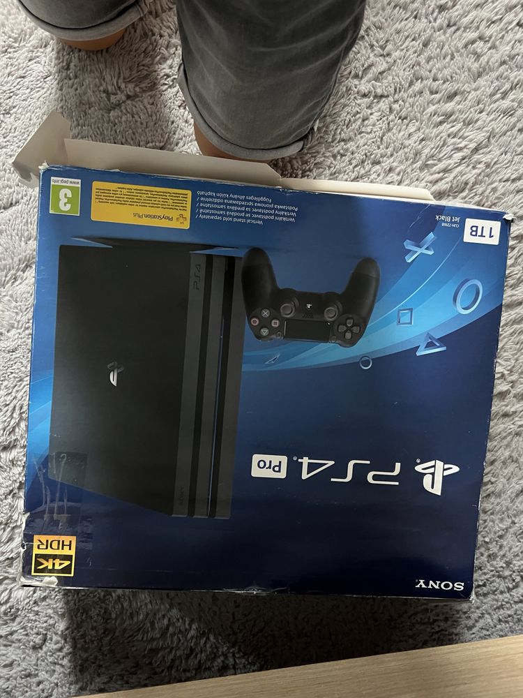 Vând sau schimb ps4 pro ediție speciala (cuh-7216B)