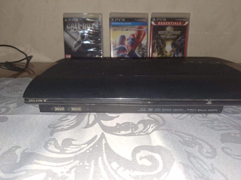 PlayStation3 с игри и контролер