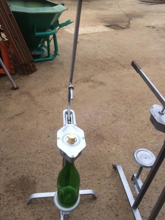 Capsator Sticle cu Pluta