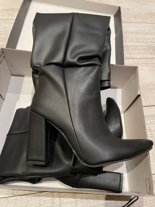 Чисто нови ботуши на висок ток