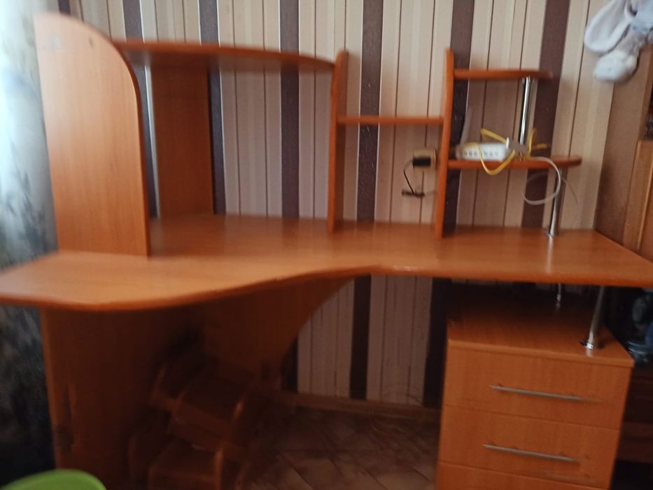 Срочно!!!Компьютерный стол б/у в хорошем состоянии