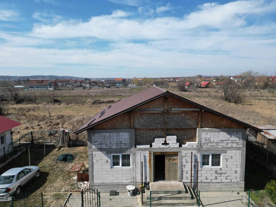 Casa la rosu - Brestei