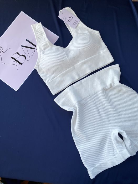 Продам двойку в белом цвете в стандартном размере