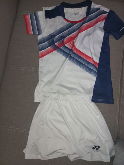 Костюм для тенниса с юбкой-шорты.