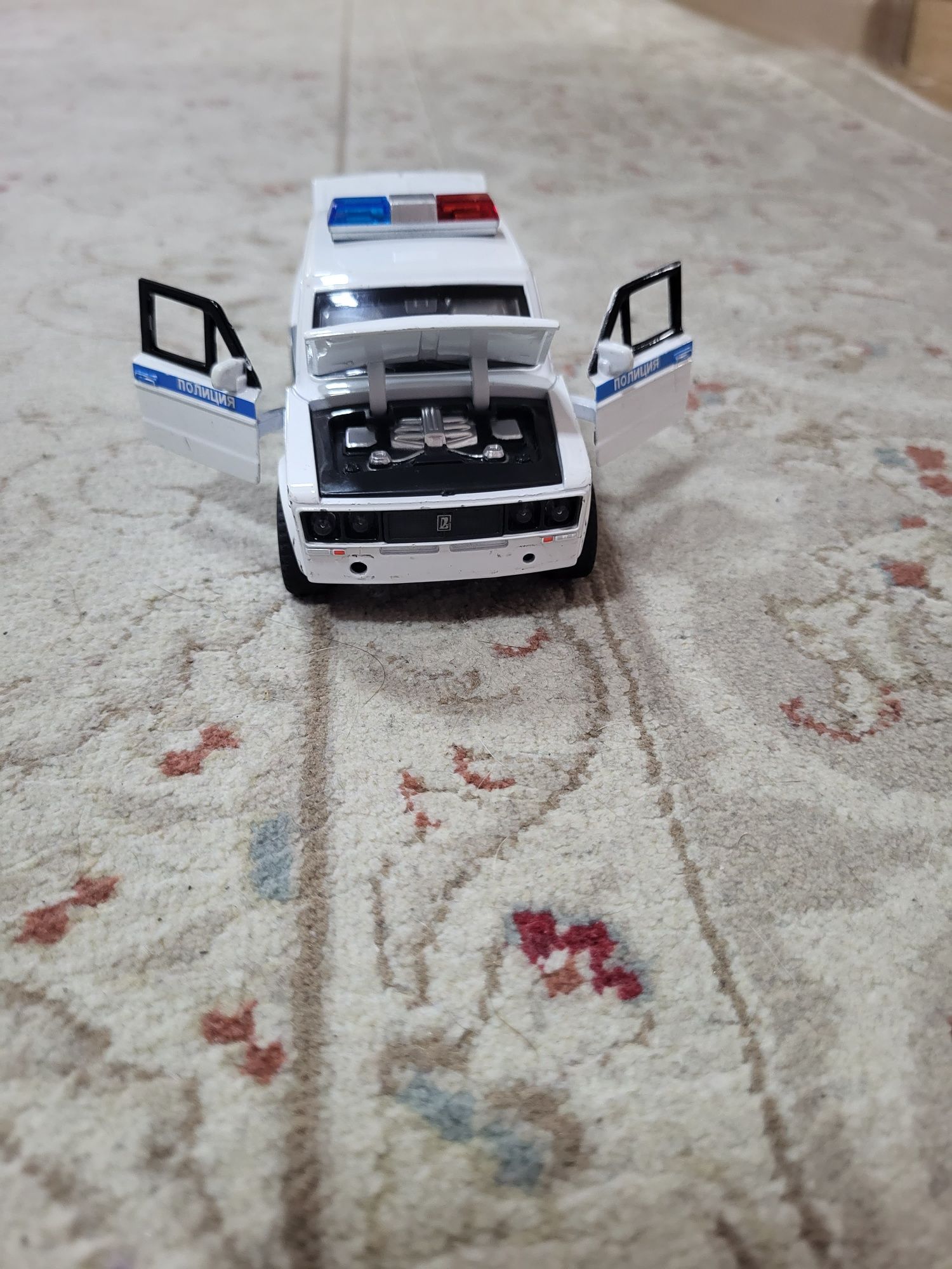 Машинка полиция в хорошем состояние