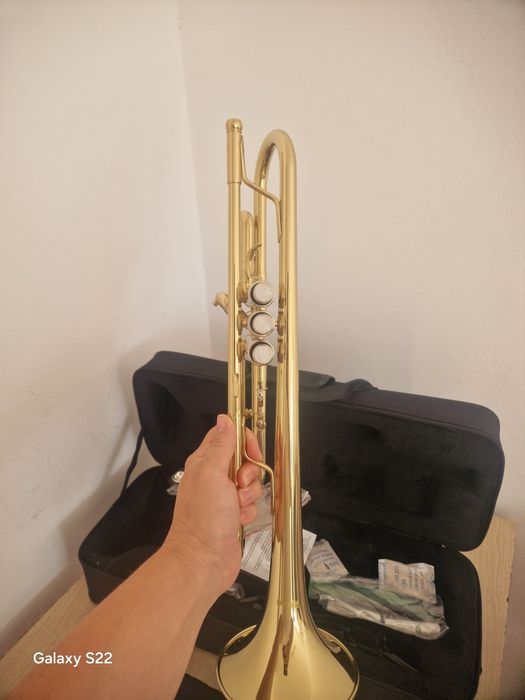 Trompeta mendini noua cu mustiuc 7c nou, husa si alte accesorii