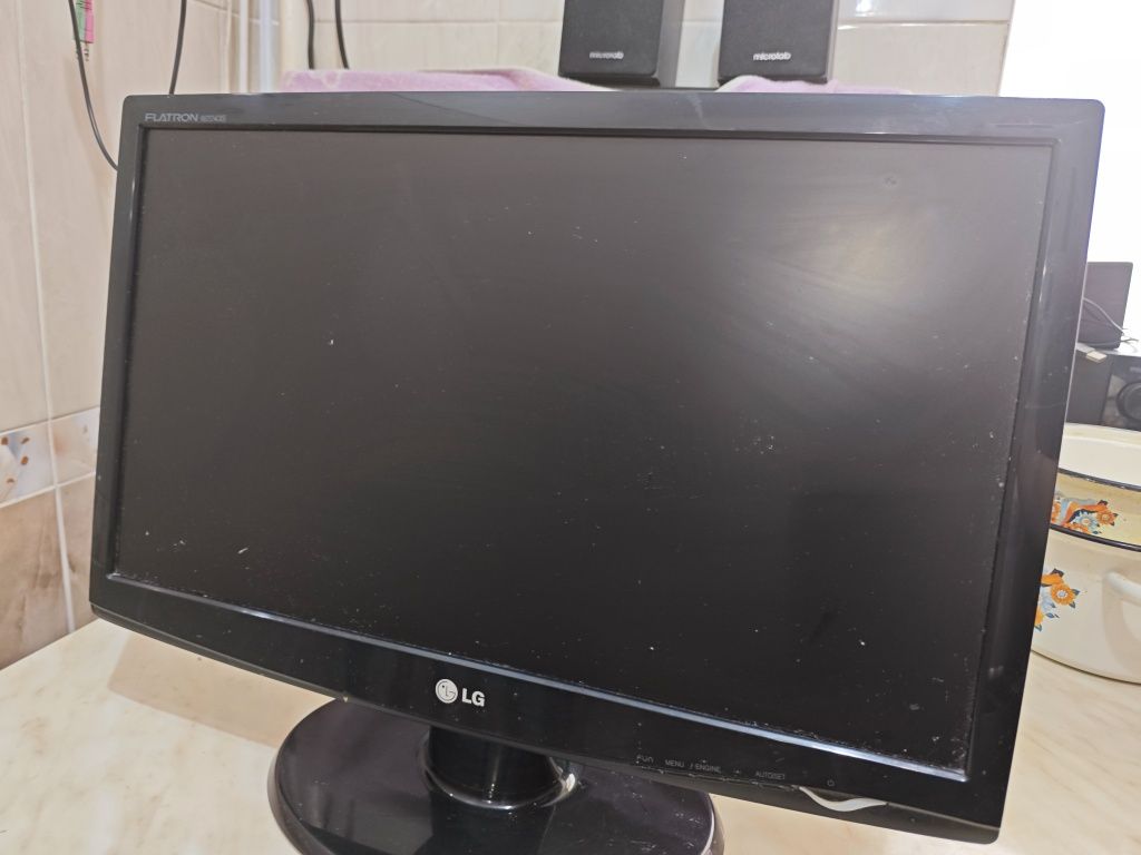 Монитор lg 22 дюйма.