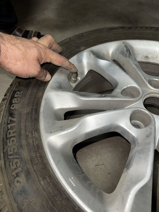 Титановый диска R17 от KIA в средным состоянии имеется датчик давление