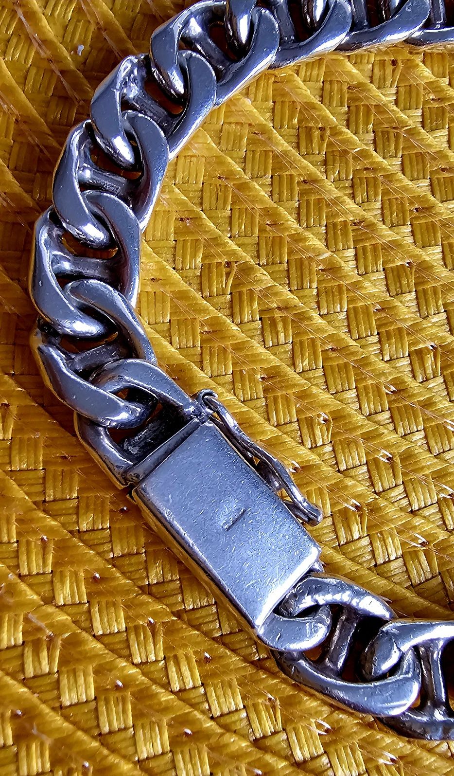 Продавам Сребърна двулицева гривна.