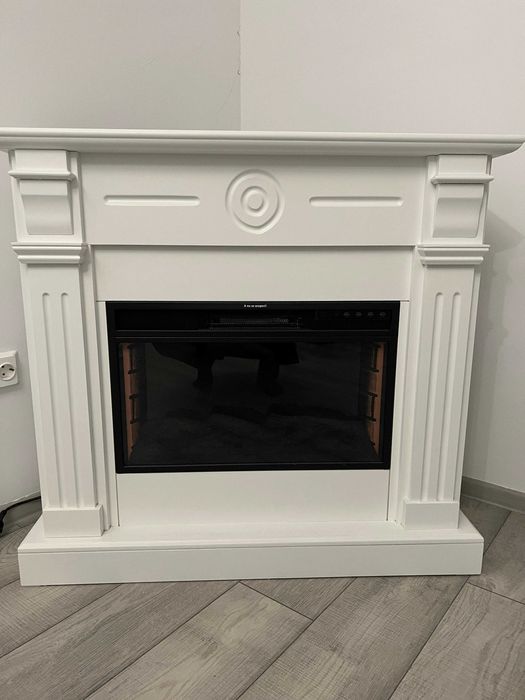 Semineu electric Woodgrad Napoli alb 2kW – stare ca nou, 1400 lei
