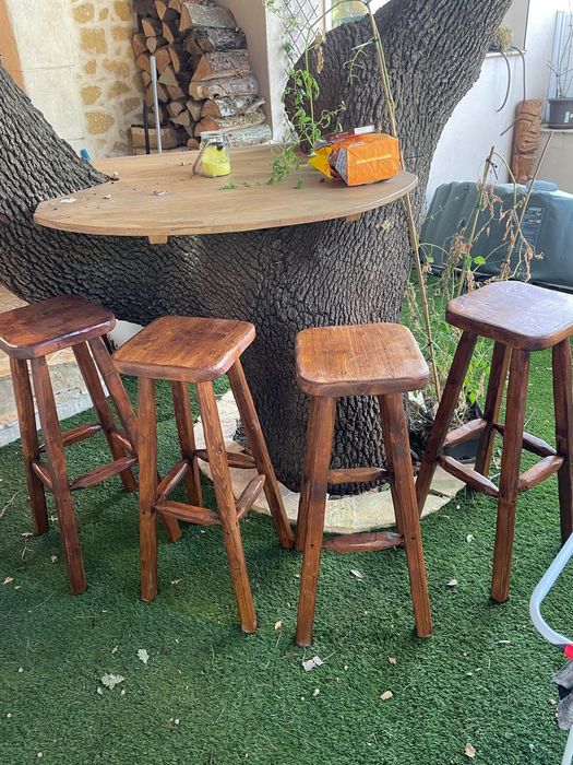 Scaune bar din lemn.