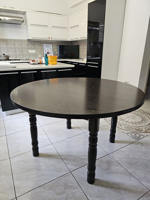 Стол круглый, диаметр 130 см