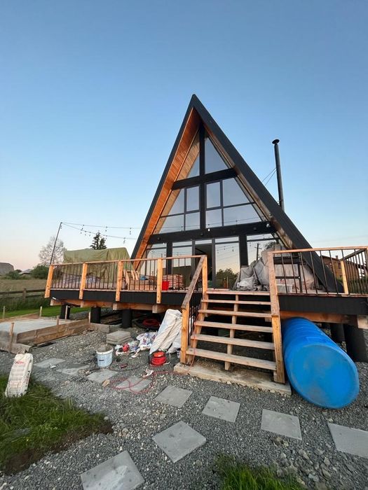 Executam case și cabane A-frame