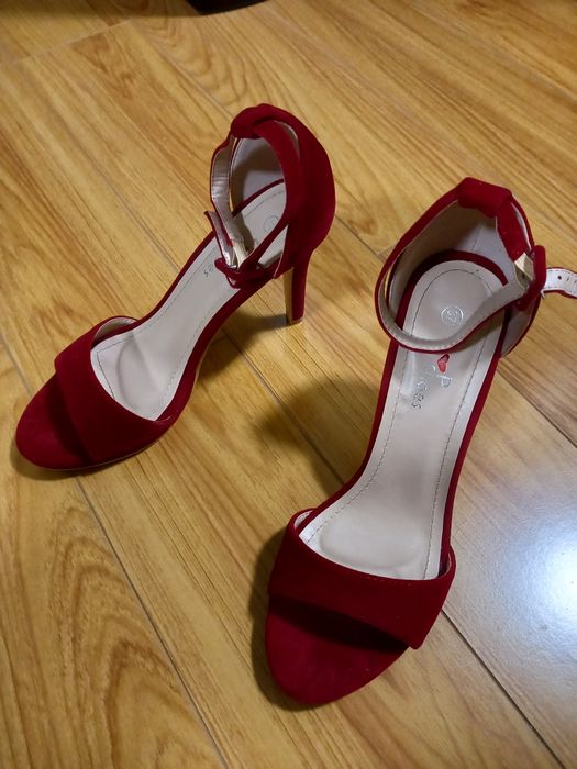 Vand sandale din catifea