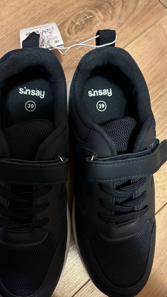 Adidasi Sinsay noi cu eticheta