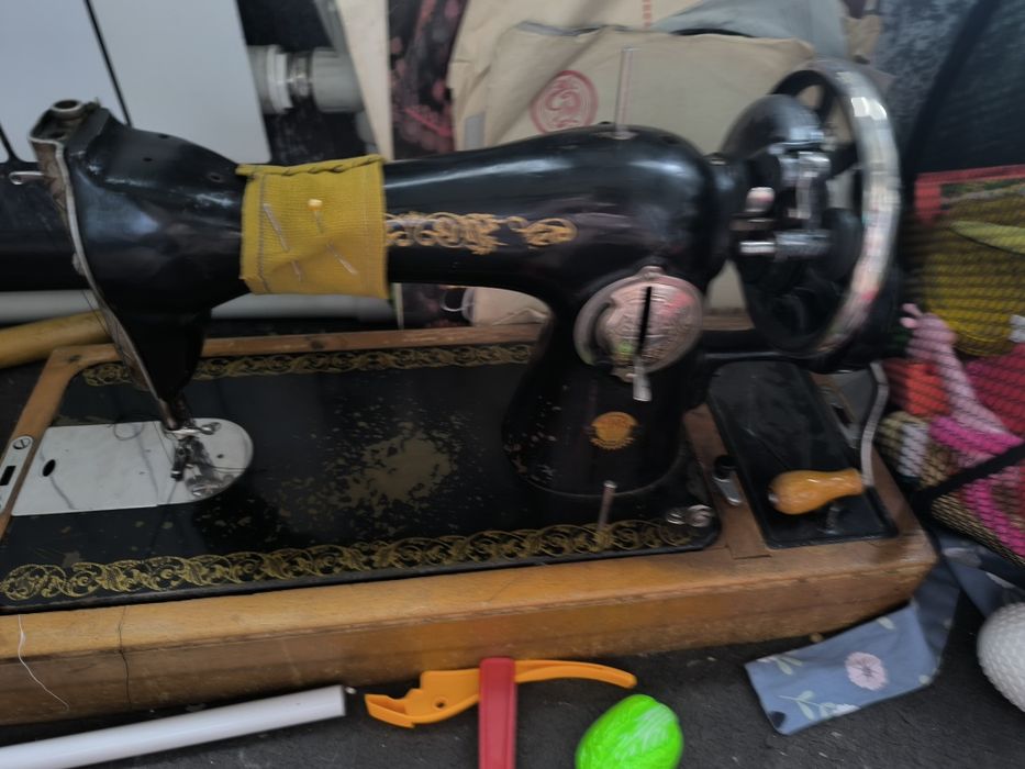 Швейная машина старая