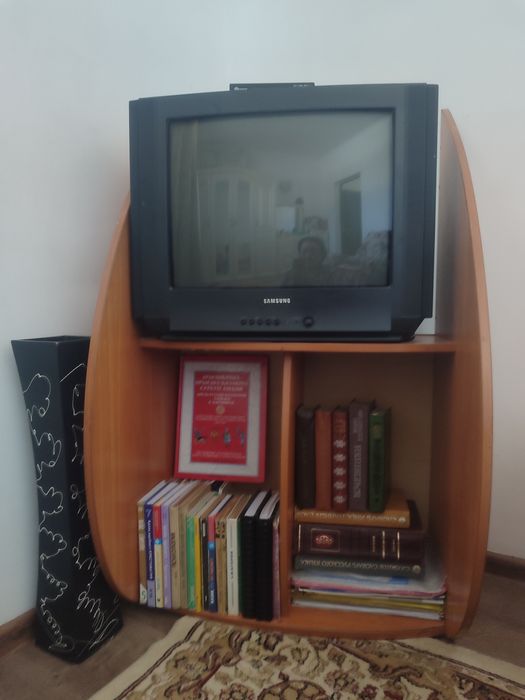 Телевизор с подставкой
