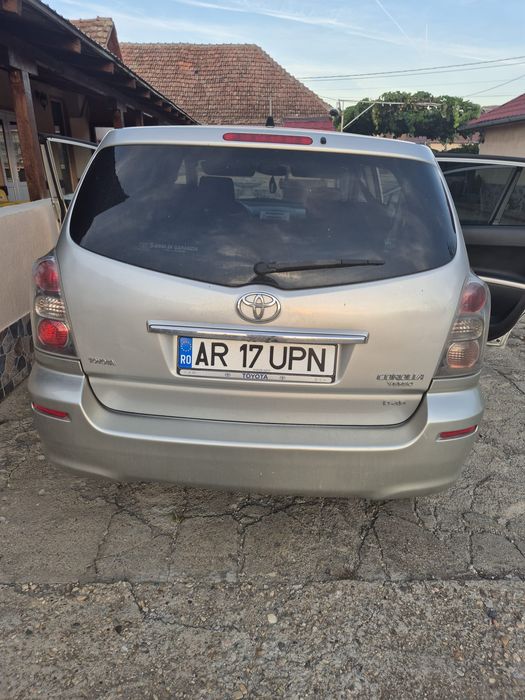 Vînd Toyota corola verso