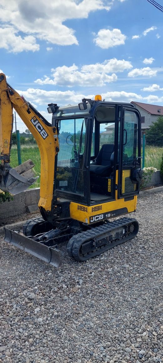 Sapaturi cu miniexcavator