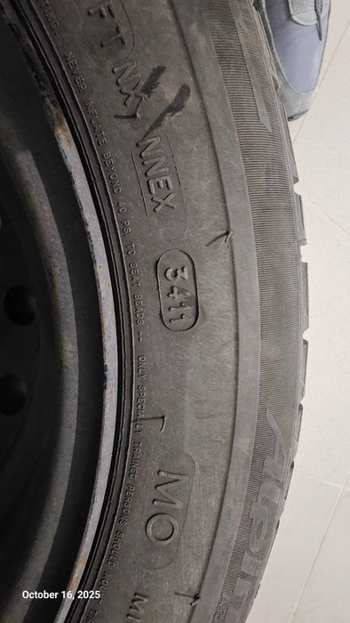 Продавам комплект гуми и железни джанти за Пежо.