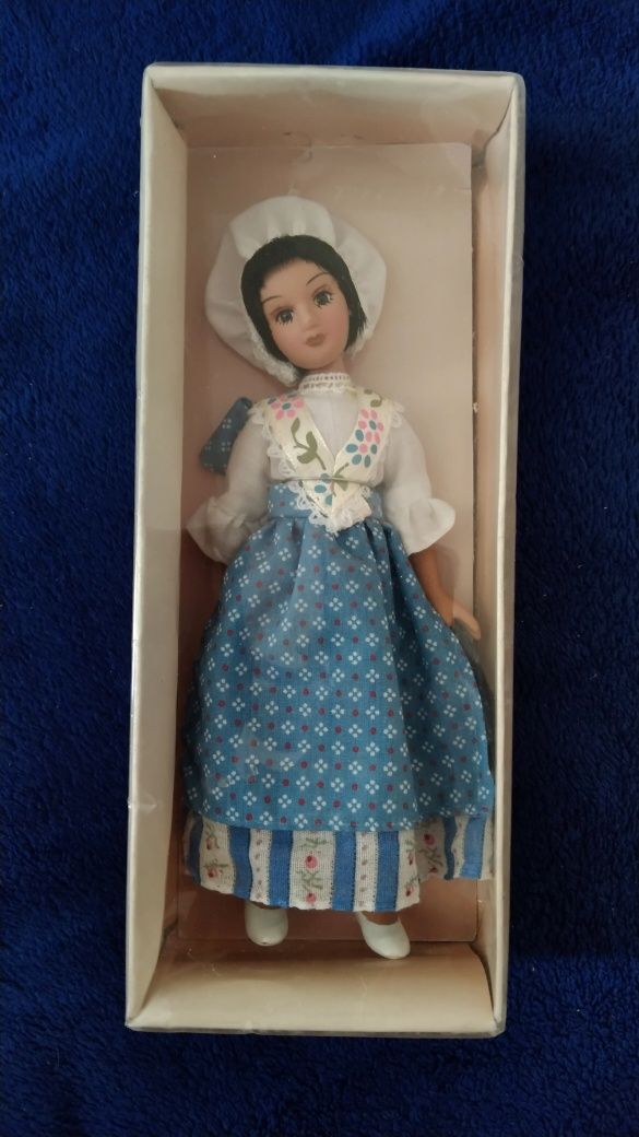 Фарворовая кукла в национальном французском наряде