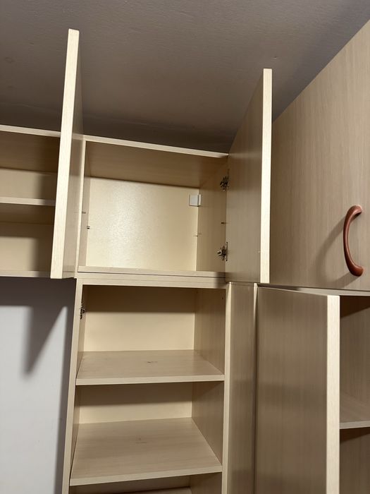 Бял гардероб с шкафчета и място за закачалки