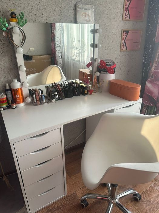 Продам стол для макияжа