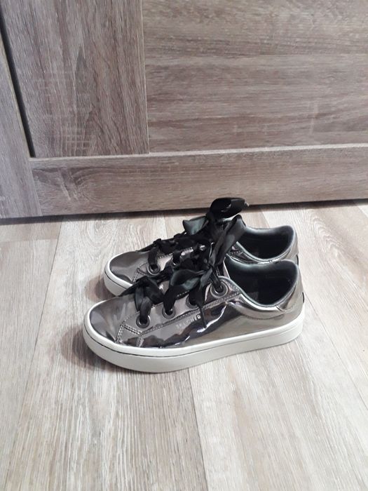 Отдам кеды,туфли и босоножки