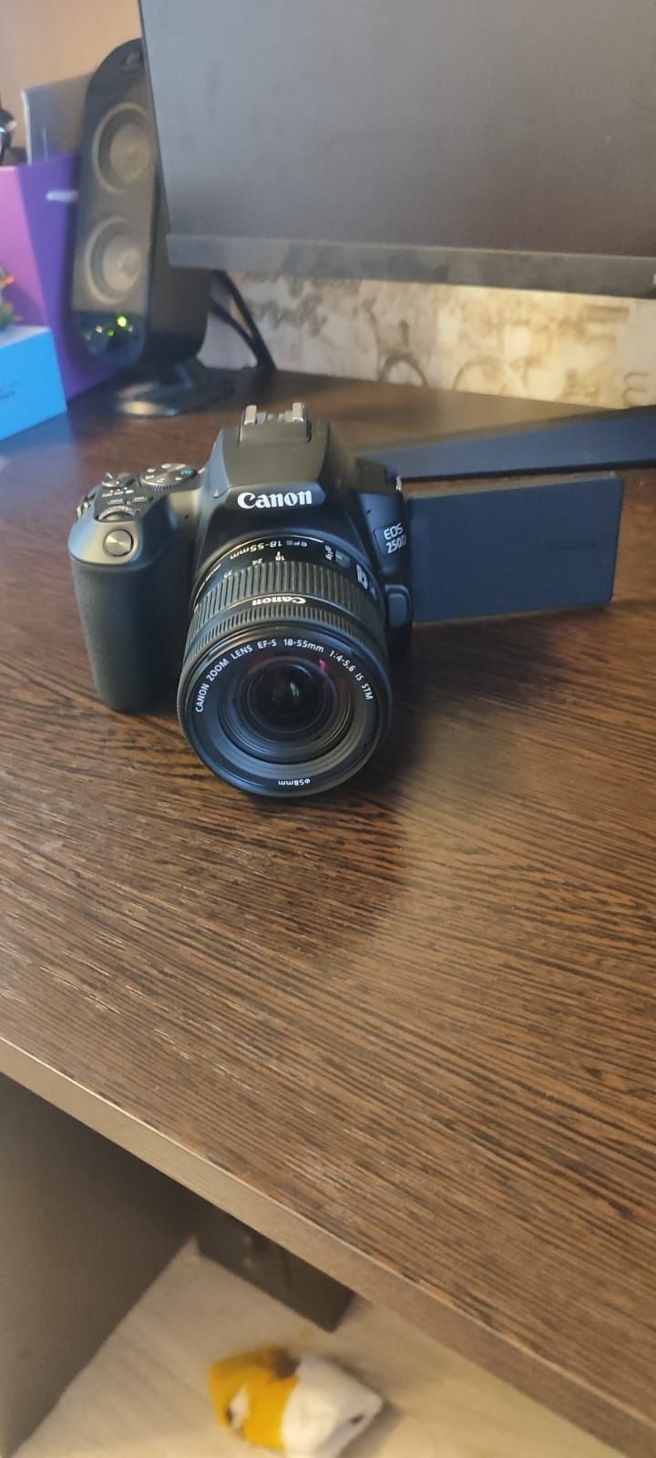 Продам зеркальный фотоаппарат Canon 250 D